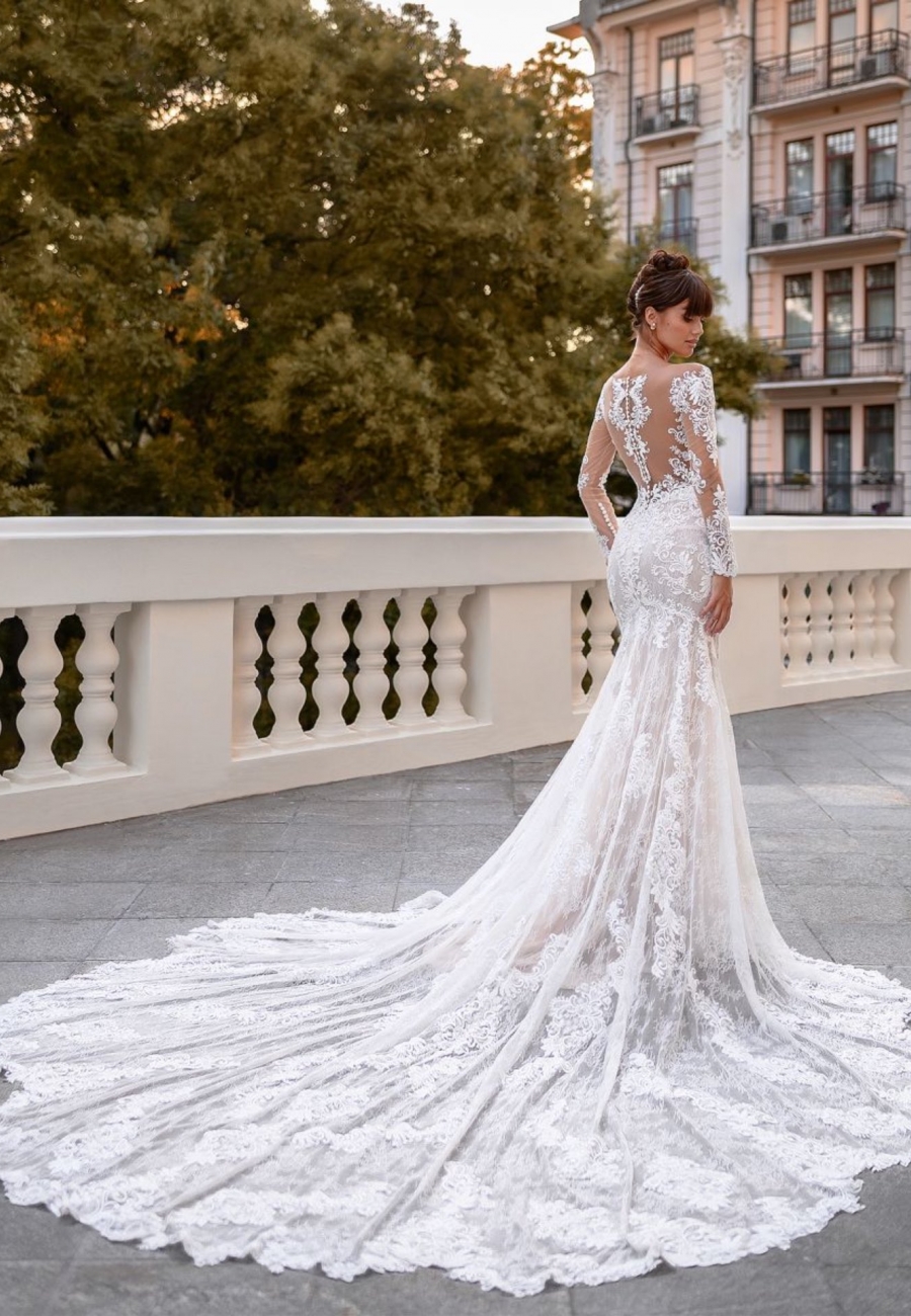 Robe de mari&eacute;e sir&egrave;ne en dentelle avec grande tra&icirc;ne mod&egrave;le ROSSA de la cr&eacute;atrice Anna Sposa &agrave; Marseille 
