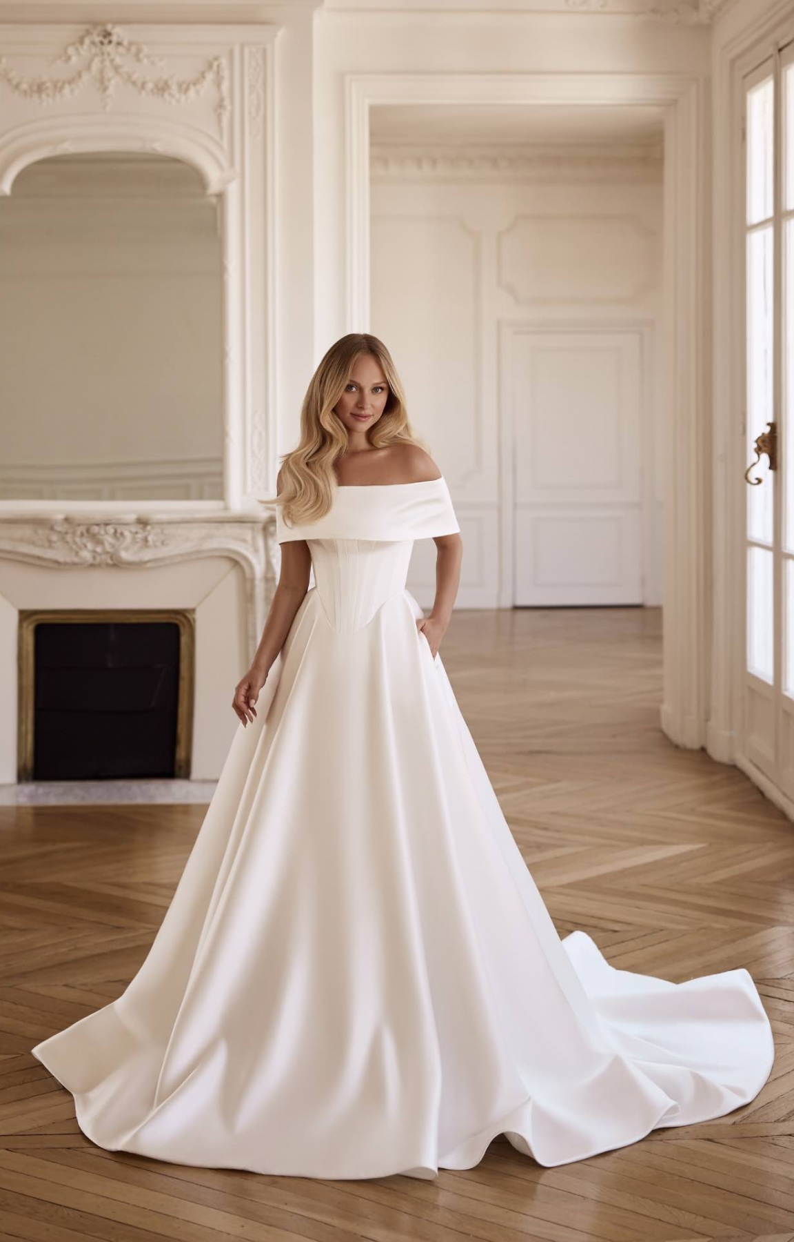 Robe de mariée princesse POZERI, à Marseille,  avec corset structuré et satin élégant