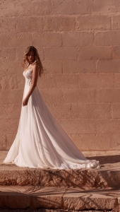 Robe de mariée bohème en mousseline avec décolleté V et longue traîne Marseille