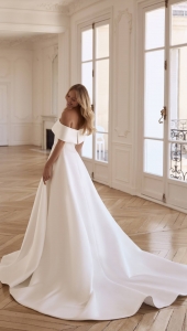 Robe de mariée princesse POZERI, à Marseille,  avec corset structuré et satin élégant