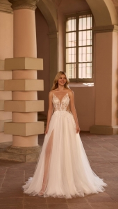 Robe de mariée trapèze à fines bretelles modèle SETARIA de la célèbre styliste Anna Sposa à Marseille
