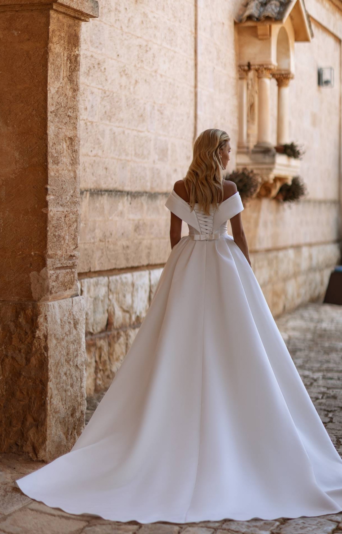 Robe de mariée princesse en satin avec longue traîne Marseille