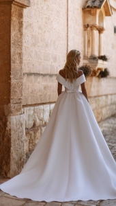Robe de mariée princesse en satin avec longue traîne Marseille