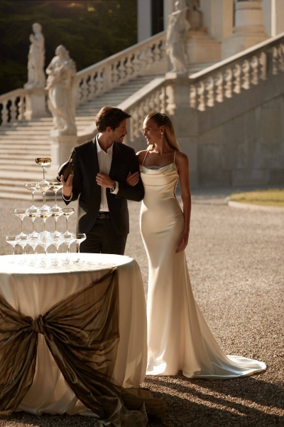 Robe de mari&eacute;e sir&egrave;ne en satin mod&egrave;le SITORU de la styliste Anna Sposa &agrave; Marseille