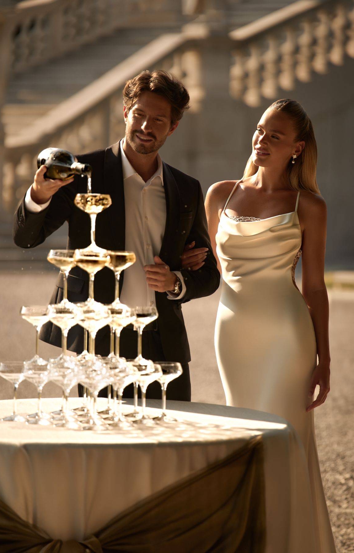 Robe de mariée sirène en satin avec décolleté bénitier Marseille