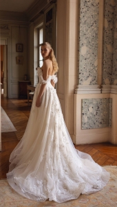Robe de mariée petite princesse en tulle modèle YUDON de la styliste Anna Sposa à Marseille