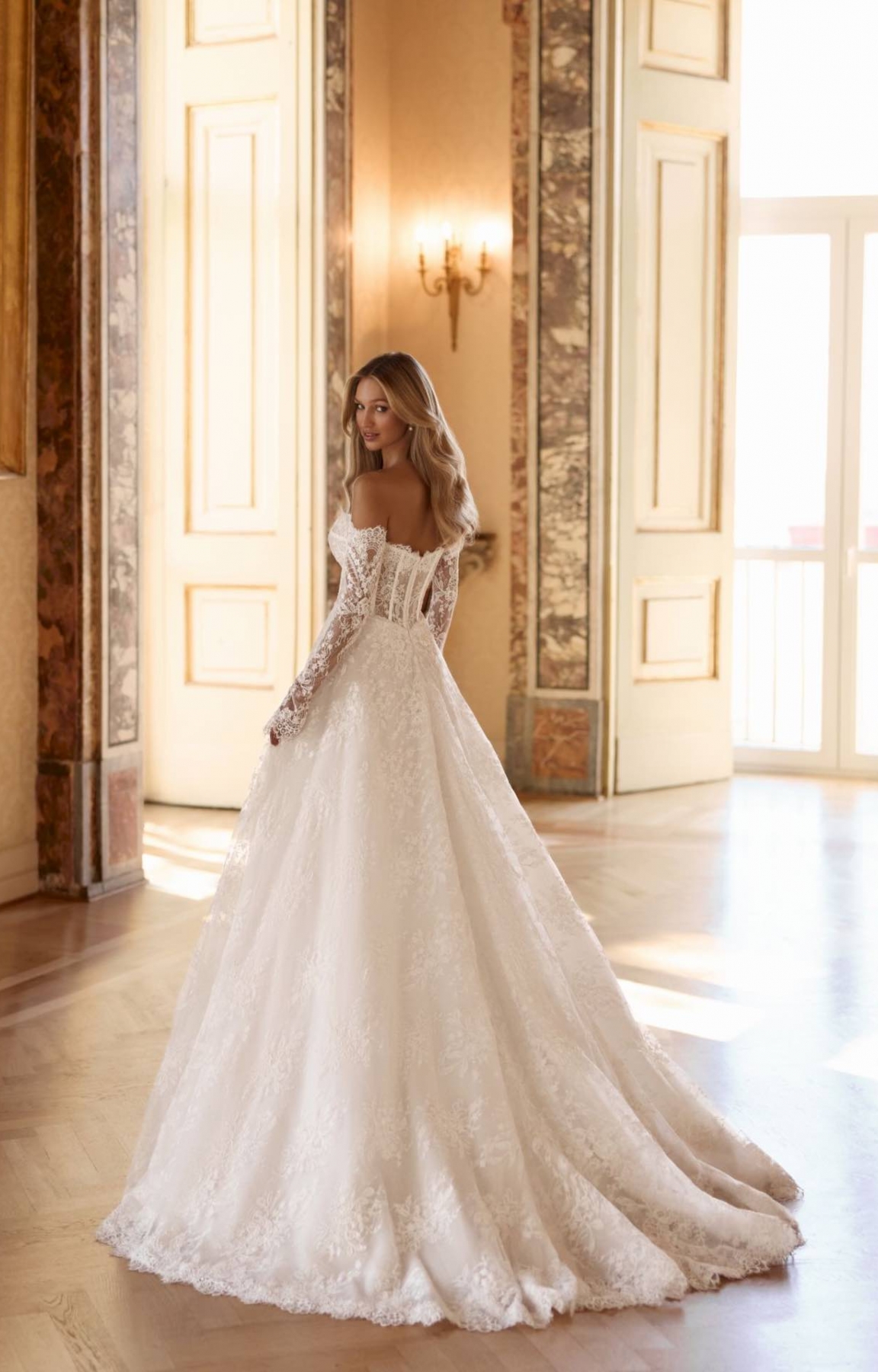 Robe de marié trapèze ADJARIA, bustier en dentelle et perles
