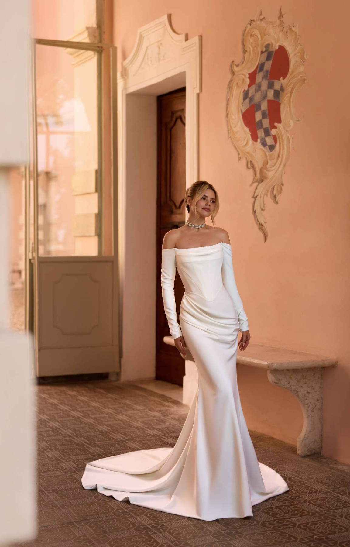 Robe de mariée sirène en satin avec manches longues modèle MATISS de la créatrice Anna Sposa à Marseille