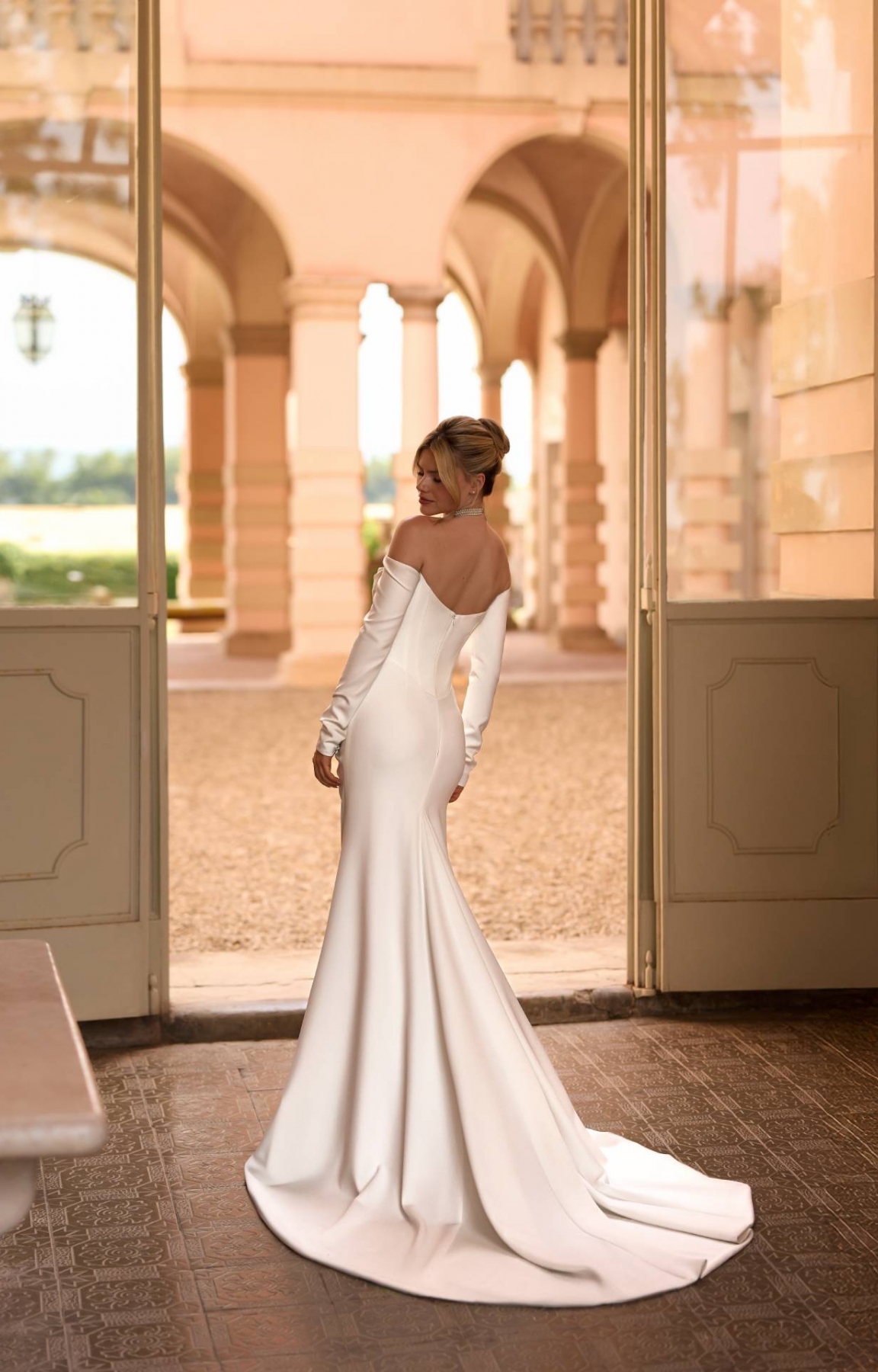 Robe de mariée près du corps en satin avec longue traîne Marseille