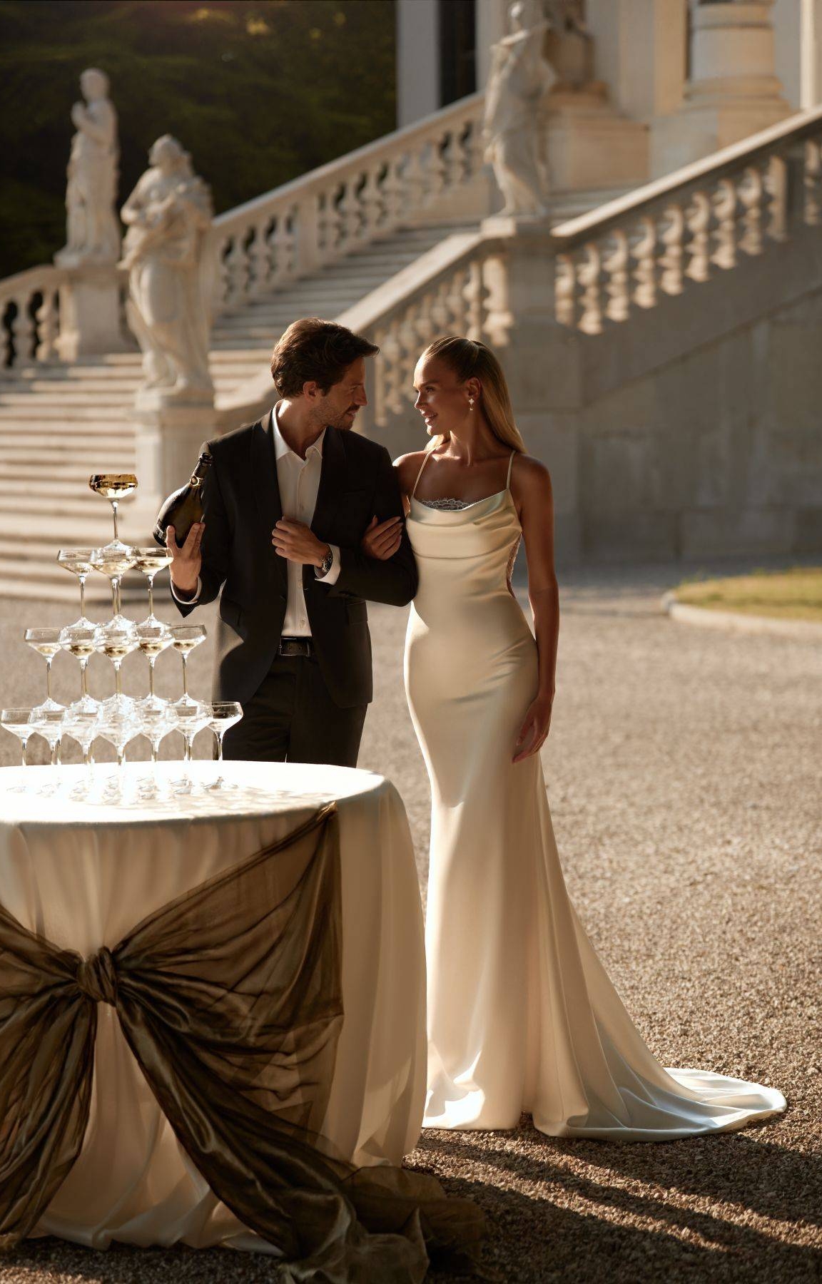 Robe de mariée sirène en satin modèle SITORU de la styliste Anna Sposa à Marseille
