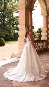 Robe de mariée coupe A-line avec fines bretelles en dentelle Marseille
