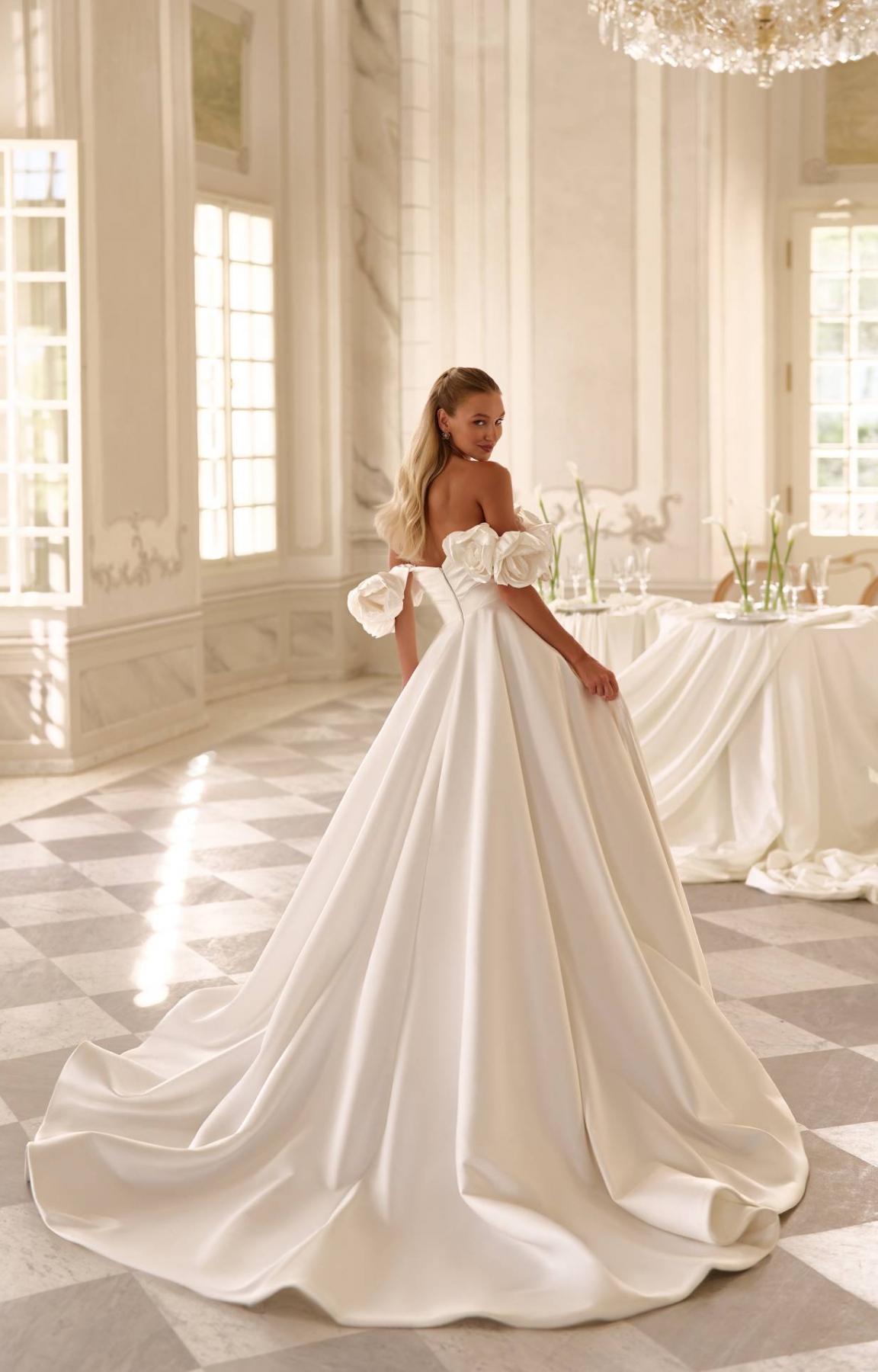 Robe de mariée princesse en satin mikado avec longue traîne Marseille