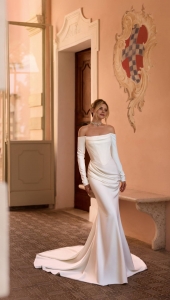 Robe de mariée sirène en satin avec manches longues modèle MATISS de la créatrice Anna Sposa à Marseille