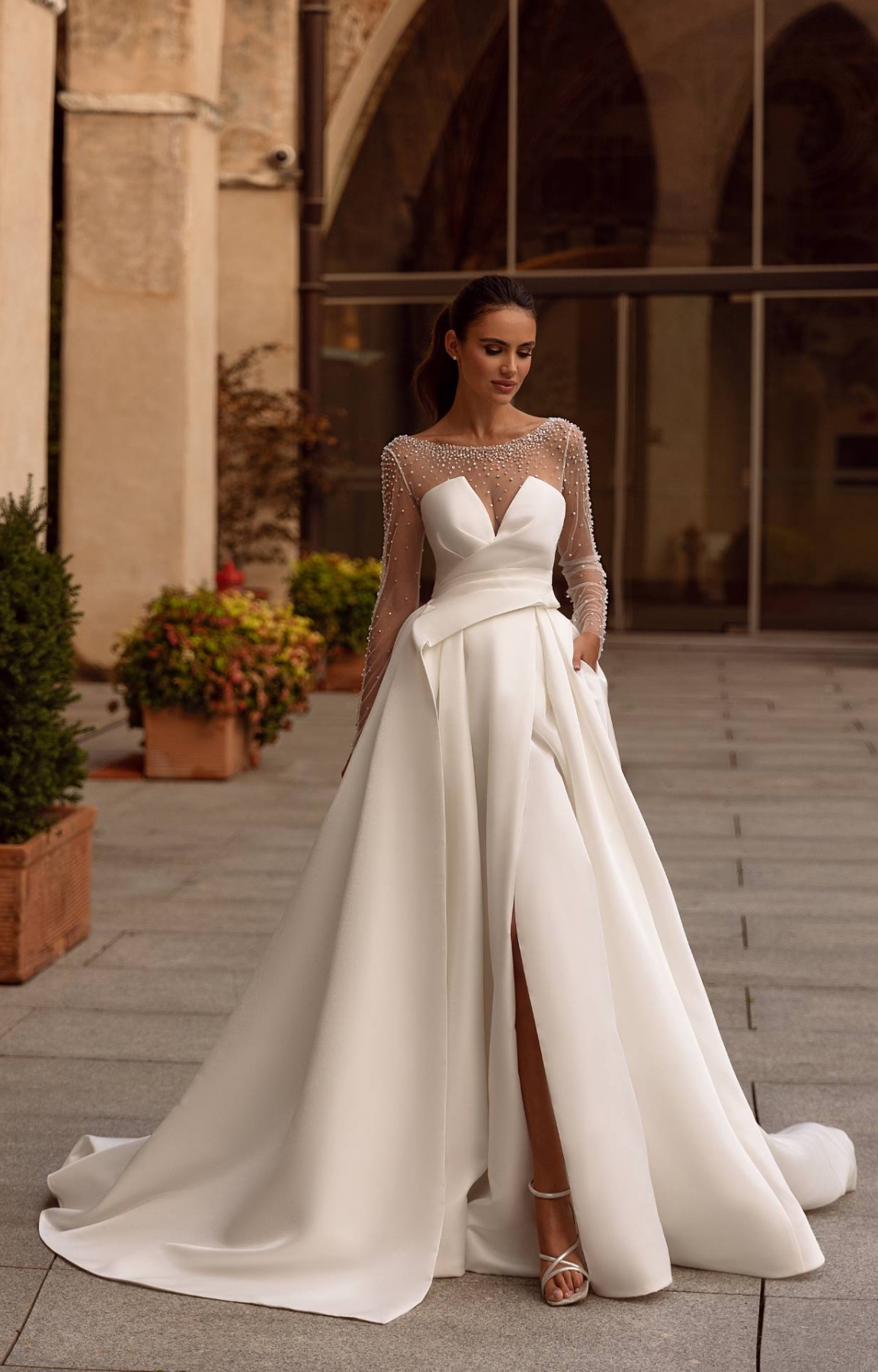 Robe de mariée trapèze en satin mikado modèle ARMENTHA de la styliste Anna Sposa à Marseille. 