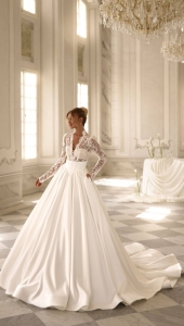 Robe de mariée princesse avec haut en dentelle et bas en satin modèle CALAYRA de la créatrice Anna Sposa à Marseille
