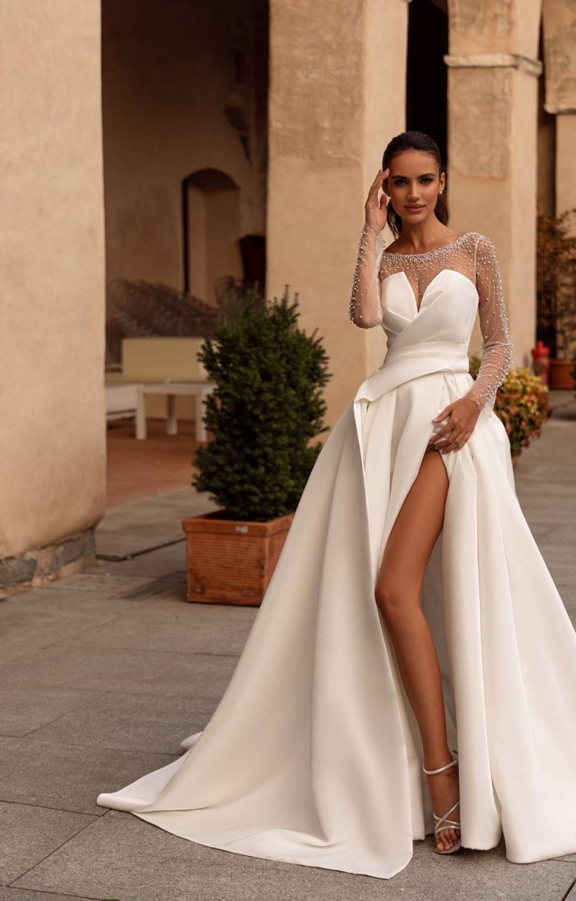 Robe de mariée petite princesse en satin mikado décolleté V Marseille