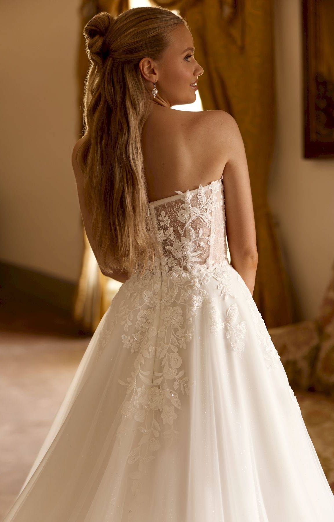 Robe de mariée bustier avec dentelle florale Marseille près d'Aix en Provence