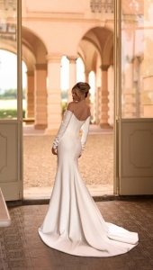 Robe de mariée près du corps en satin avec longue traîne Marseille