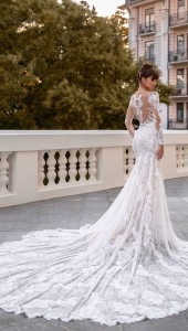 Robe de mariée sirène en dentelle avec grande traîne modèle ROSSA de la créatrice Anna Sposa à Marseille 