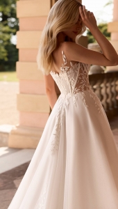 Robe de mariée trapèze avec décolleté V plongeant Marseille