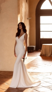 Robe de mariée sirène en crêpe avec dos nu modèle HILGA de la styliste ukrainienne Anna Sposa à Marseille