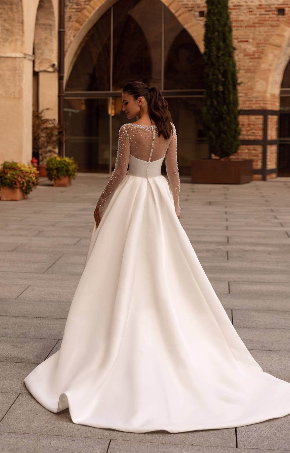 Robe de mariée en satin mikado avec body perlé assortis Marseille