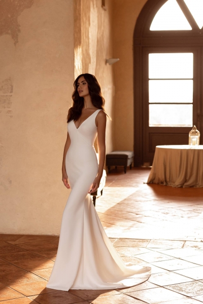 Robe de mari&eacute;e sir&egrave;ne en cr&ecirc;pe avec dos nu mod&egrave;le HILGA de la styliste ukrainienne Anna Sposa &agrave; Marseille