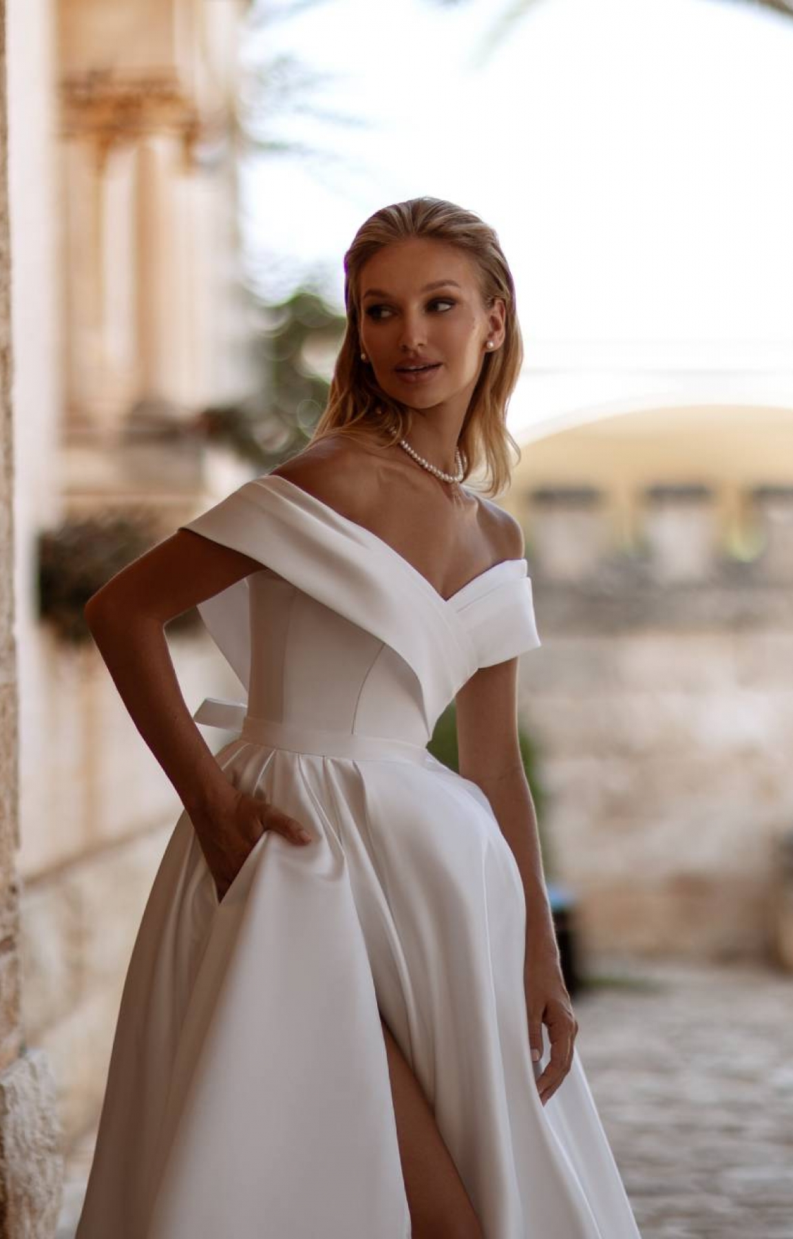Robe de mariée princesse en satin mikado avec décolleté bateau Marseille