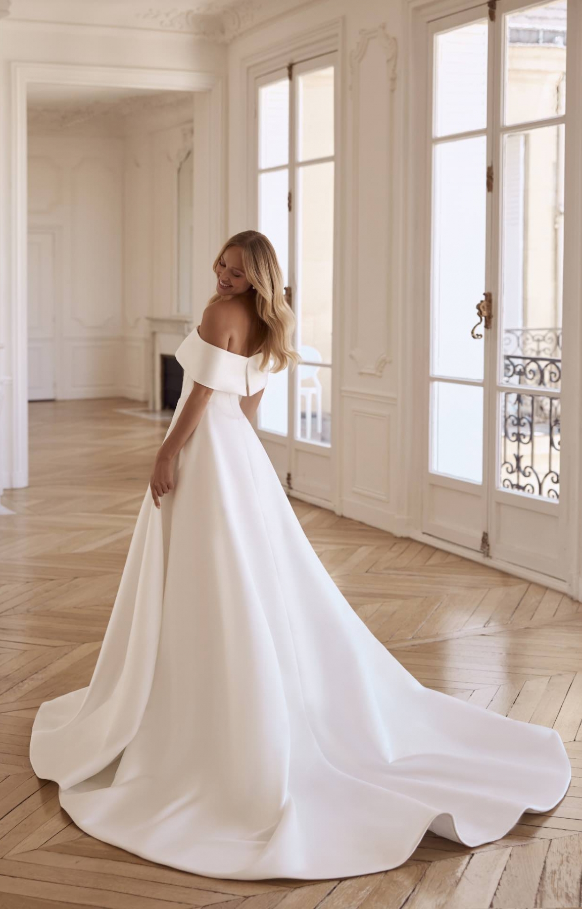 Robe de mariée princesse POZERI, à Marseille,  avec corset structuré et satin élégant