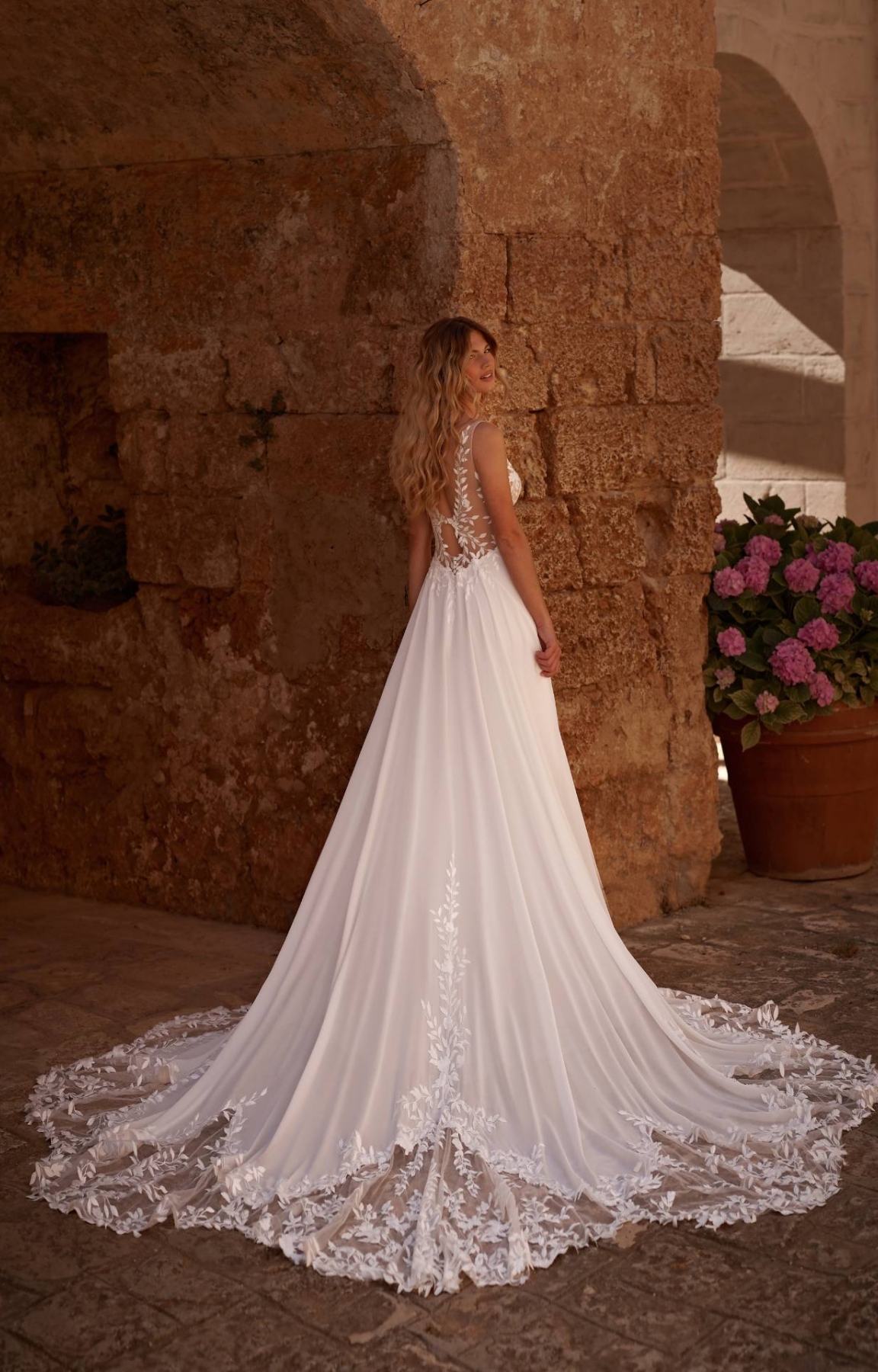 Robe de mariée trapèze en mousseline avec longue traîne en dentelle Marseille