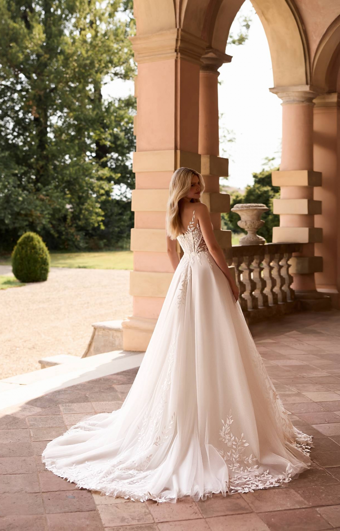 Robe de mariée coupe A-line avec fines bretelles en dentelle Marseille