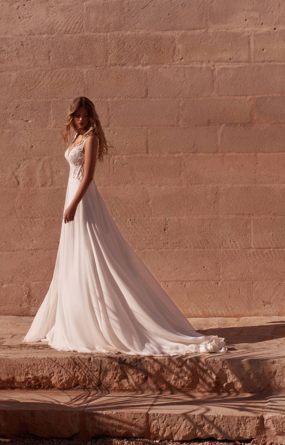 Robe de mariée bohème en mousseline avec décolleté V et longue traîne Marseille