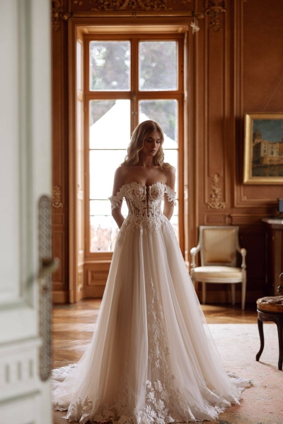 Robe de mari&eacute;e trap&egrave;ze bustier avec manchons mod&egrave;le BRYAXIS de la styliste Anna Sposa &agrave; Marseille