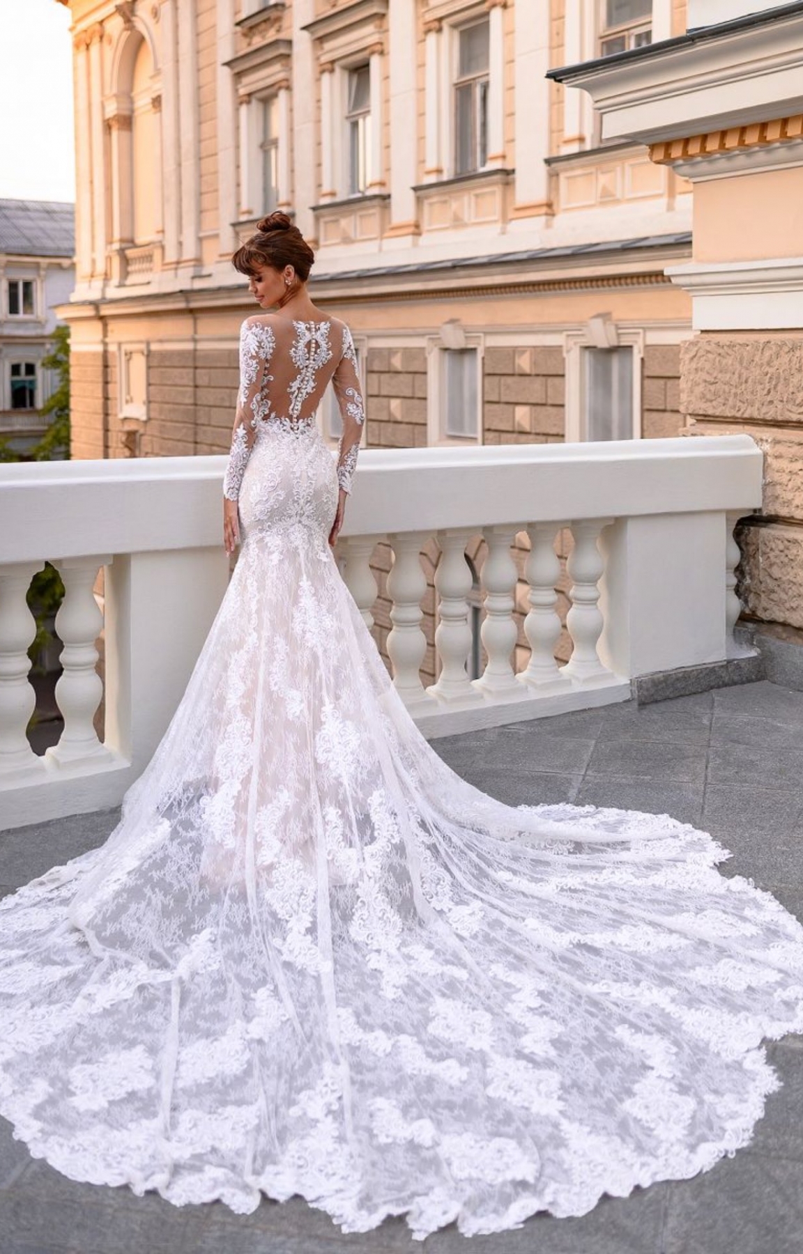 Robe de mariée entièrement en dentelle à Marseille 
