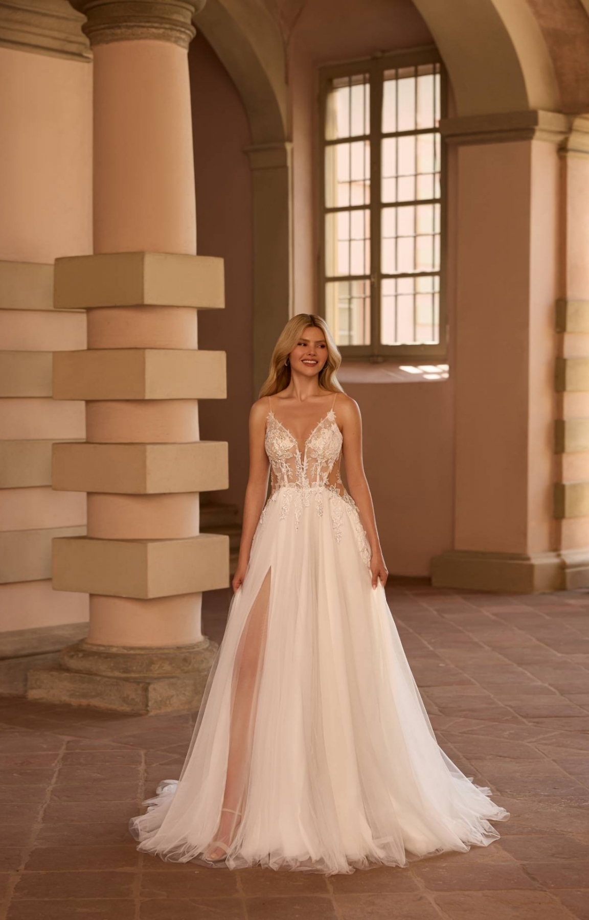 Robe de mariée trapèze à fines bretelles modèle SETARIA de la célèbre styliste Anna Sposa à Marseille