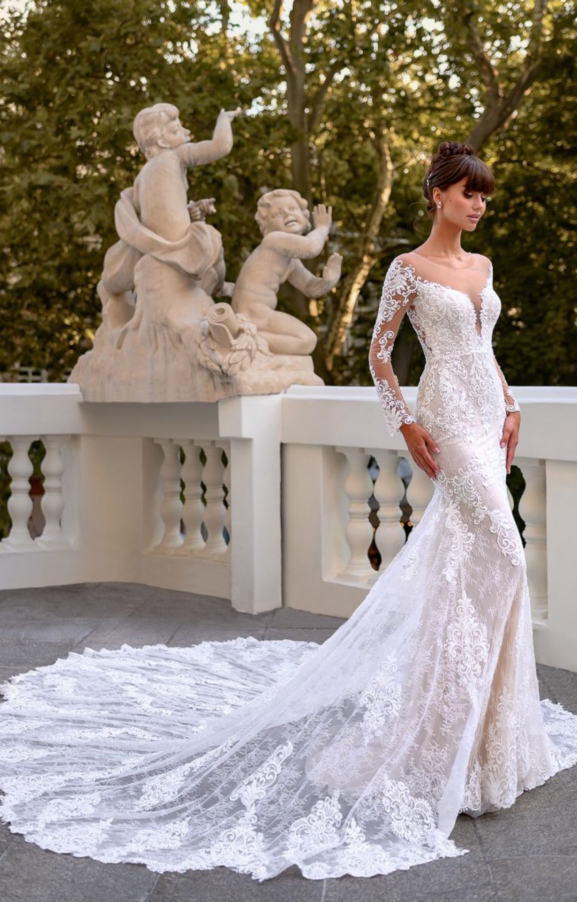 Robe de mariée sirène en dentelle avec grande traîne modèle ROSSA de la créatrice Anna Sposa à Marseille 