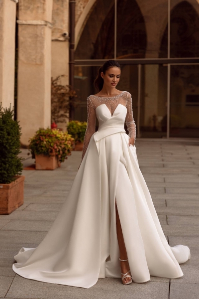 Robe de mari&eacute;e trap&egrave;ze en satin mikado mod&egrave;le ARMENTHA de la styliste Anna Sposa &agrave; Marseille. 