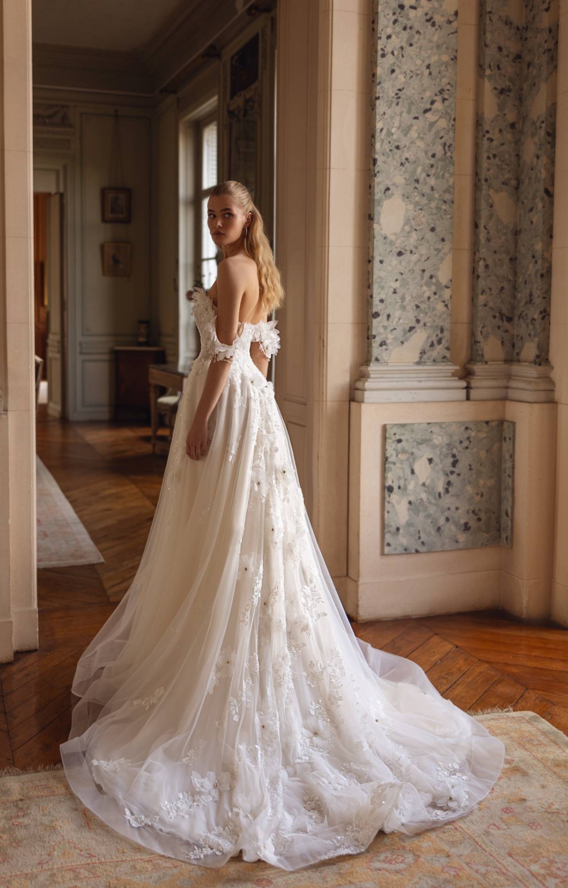 Robe de mariée petite princesse en tulle modèle YUDON de la styliste Anna Sposa à Marseille