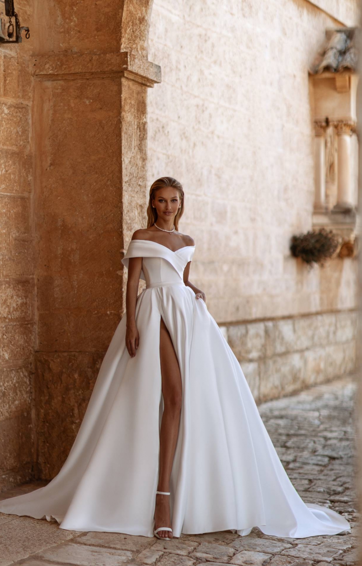 Robe de mariée princesse en satin mikado modèle BRENDA de la couturière Anna Sposa à Marseille 