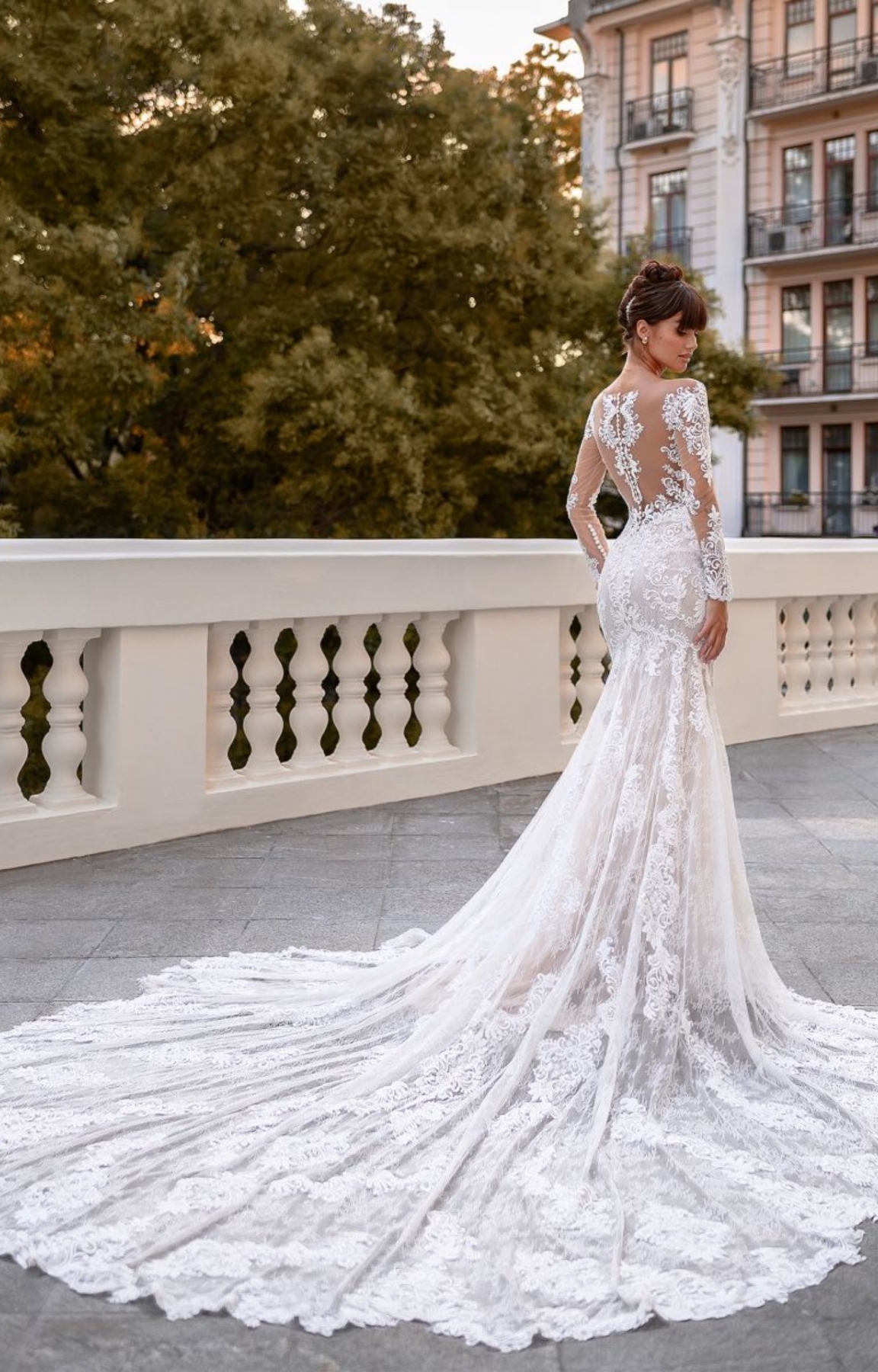 Robe de mariée sirène en dentelle avec grande traîne modèle ROSSA de la créatrice Anna Sposa à Marseille 