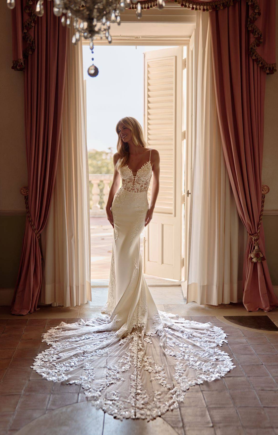 Robe de mariée sirène avec dos nu plongeant modèle TEMPERANCE de la couturière Anna Sposa à Marseille
